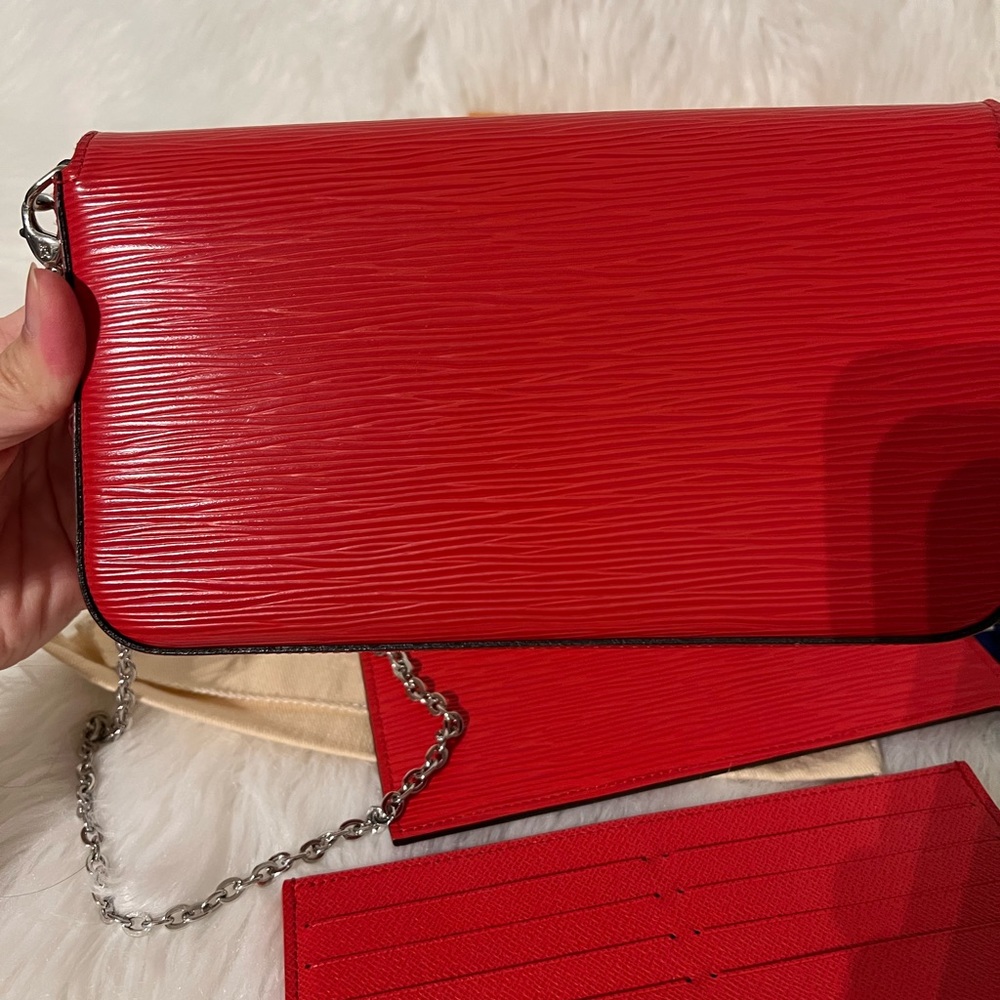 💝👛LV Felicie Pochette Red ( Wallet on Chain) 👛💝
Discontinued red color